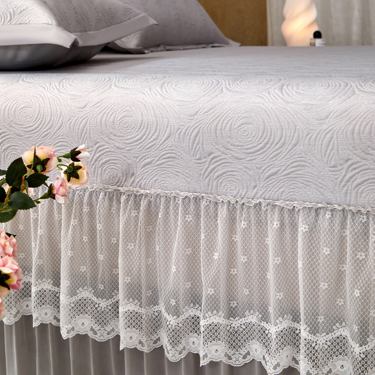 91家纺网 家纺一手货源 找家纺 瑞禾家纺 2026新款A类凉感豆豆床裙款凉席三件套-系列七 雾灰玫瑰