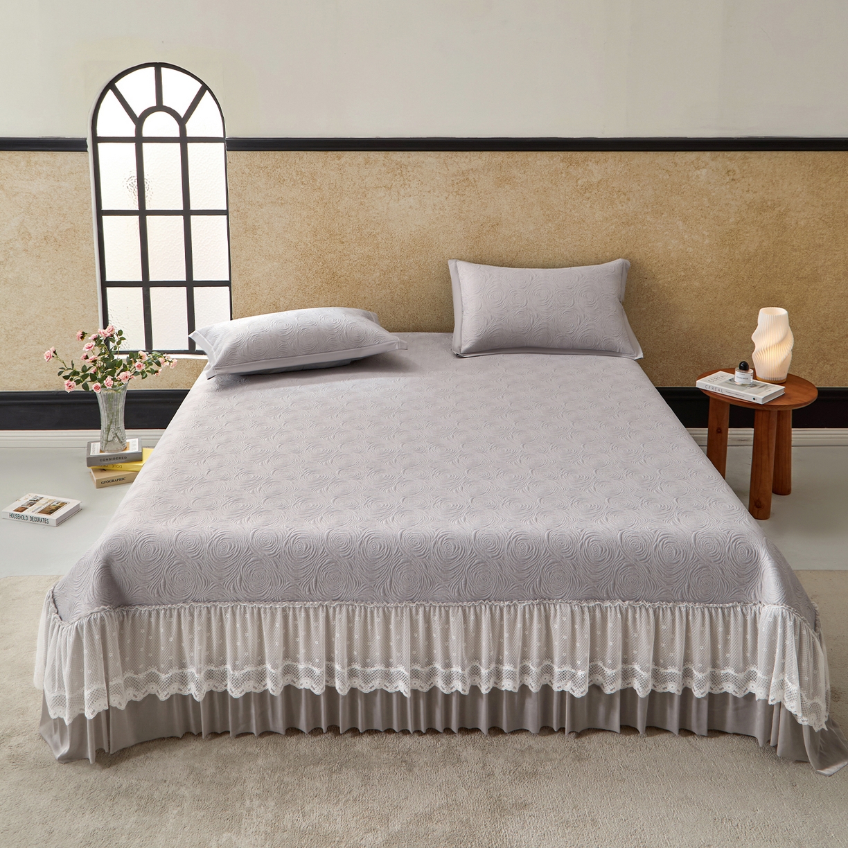 91家纺网 家纺一手货源 找家纺 瑞禾家纺 2026新款A类凉感豆豆床裙款凉席三件套-系列七 雾灰玫瑰