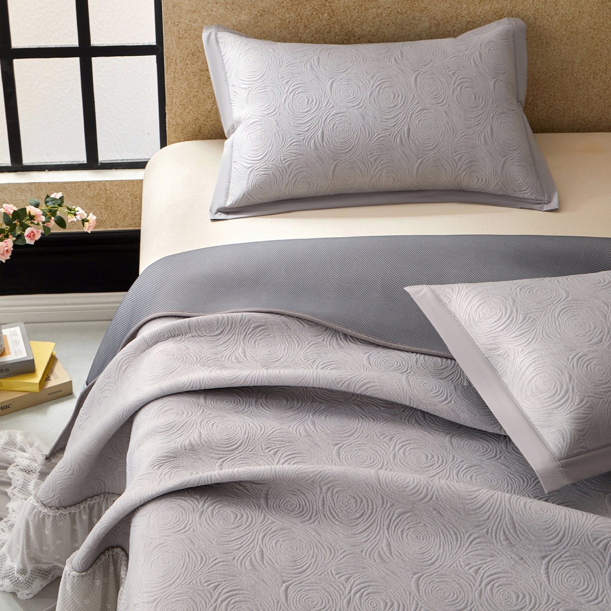 91家纺网 家纺一手货源 找家纺 瑞禾家纺 2026新款A类凉感豆豆床裙款凉席三件套-系列七 雾灰玫瑰