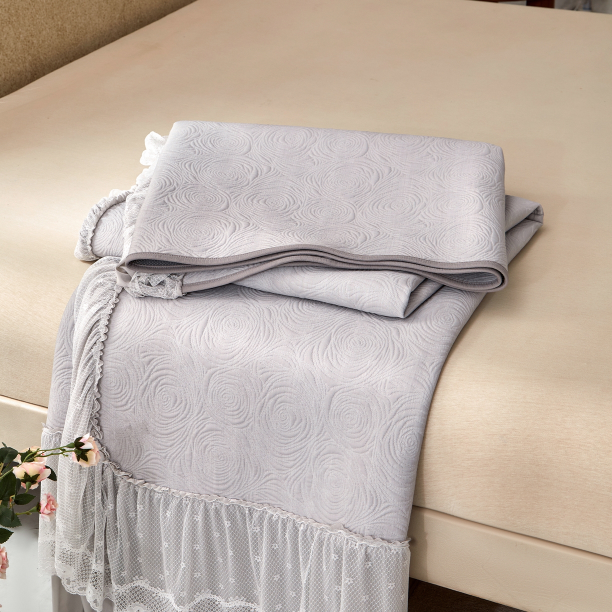 91家纺网 家纺一手货源 找家纺 瑞禾家纺 2026新款A类凉感豆豆床裙款凉席三件套-系列七 雾灰玫瑰