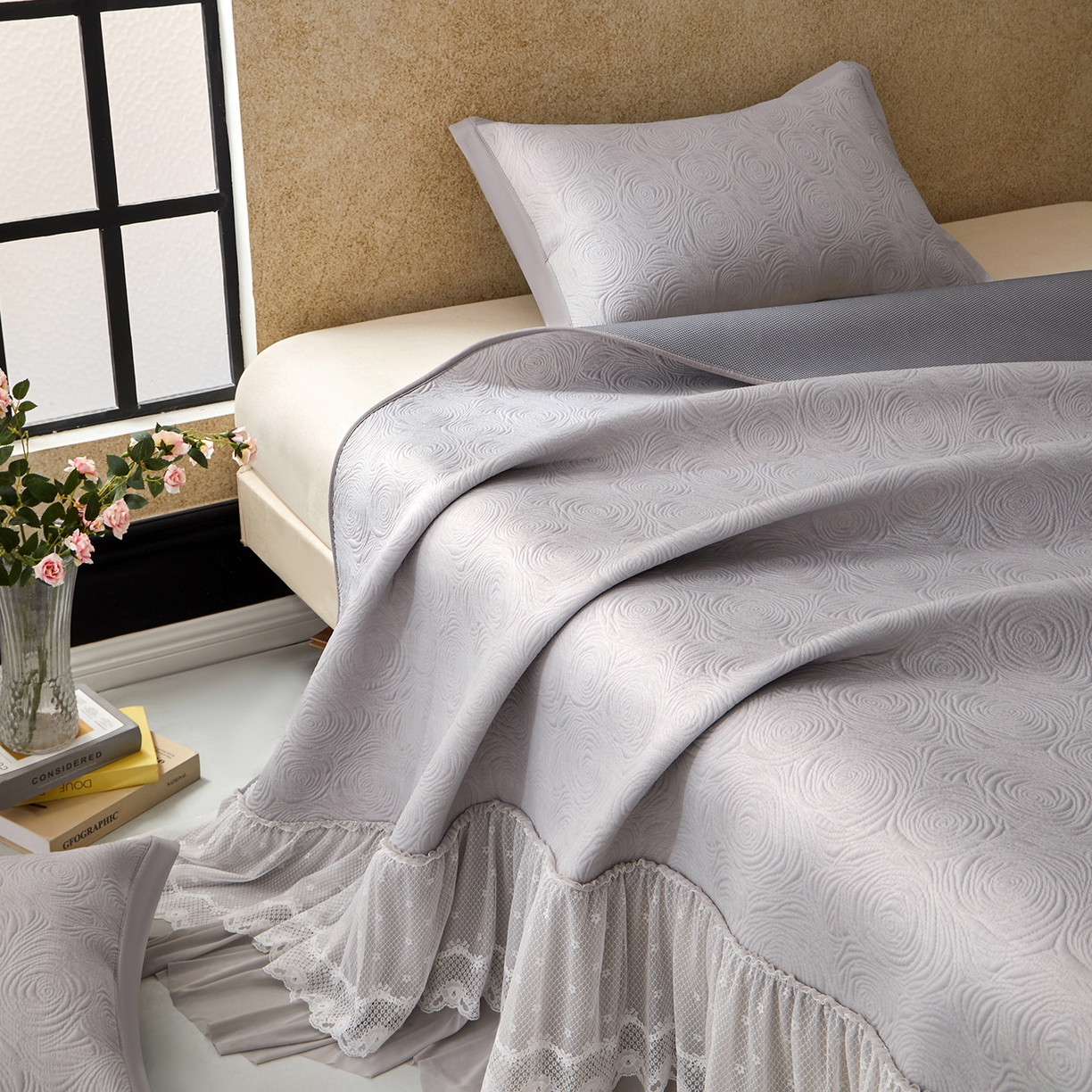 91家纺网 家纺一手货源 找家纺 瑞禾家纺 2026新款A类凉感豆豆床裙款凉席三件套-系列七 雾灰玫瑰