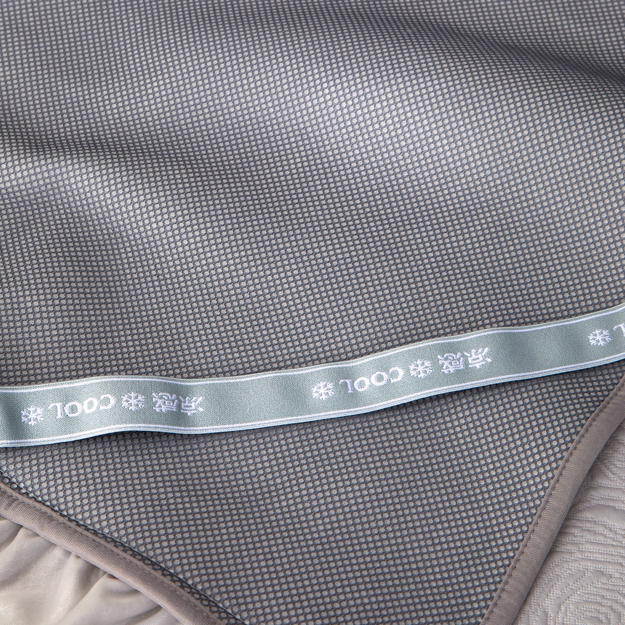 91家纺网 家纺一手货源 找家纺 瑞禾家纺 2026新款A类凉感豆豆床裙款凉席三件套-系列七 雾灰玫瑰