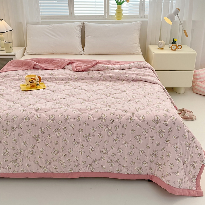 91家纺网 家纺一手货源 找家纺 坦客毯业 2026新款超声波夏凉被印花水洗棉夏被供货批发赠品礼品被便宜夏被 秘密花园