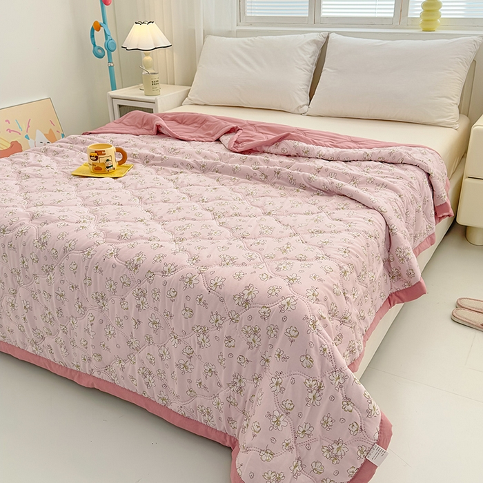 91家纺网 家纺一手货源 找家纺 坦客毯业 2026新款超声波夏凉被印花水洗棉夏被供货批发赠品礼品被便宜夏被 秘密花园