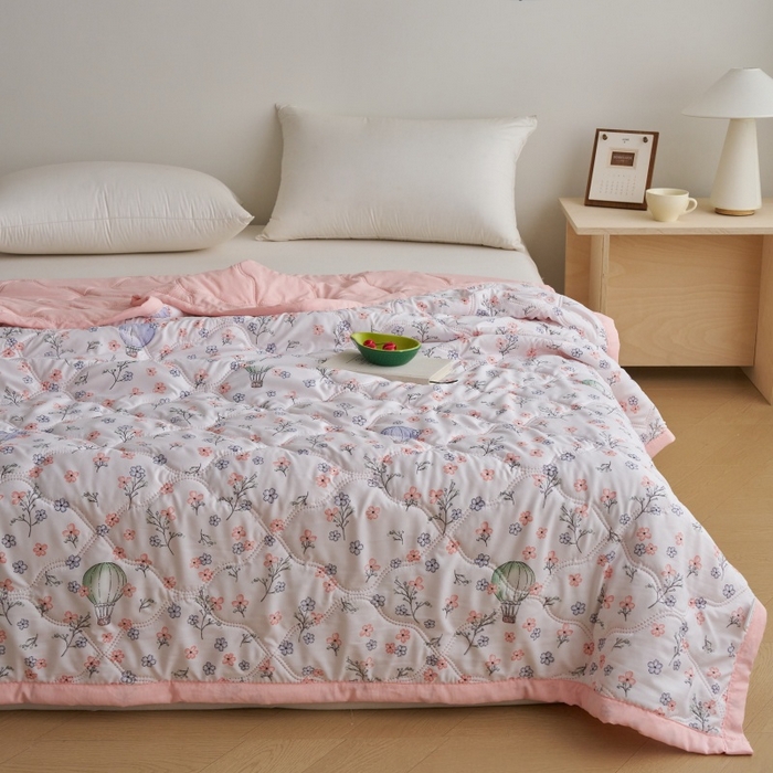 91家纺网 家纺一手货源 找家纺 坦客毯业 2026新款超声波夏凉被印花水洗棉夏被供货批发赠品礼品被便宜夏被 气球花园