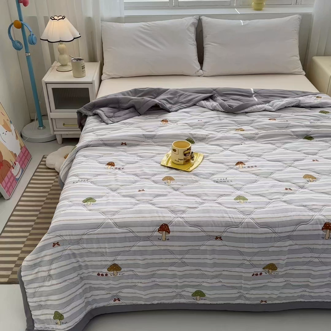 91家纺网 家纺一手货源 找家纺 坦客毯业 2026新款超声波夏凉被印花水洗棉夏被供货批发赠品礼品被便宜夏被 田园小蘑菇