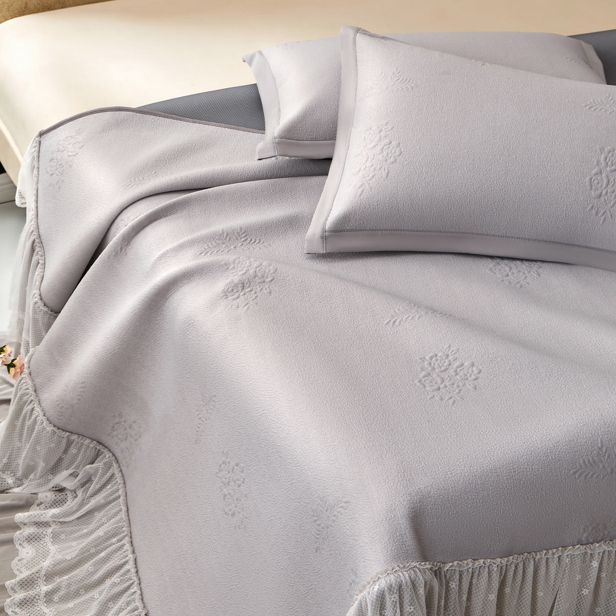 91家纺网 家纺一手货源 找家纺 瑞禾家纺 2026新款A类凉感豆豆床裙款凉席三件套-系列七 烟灰团绮