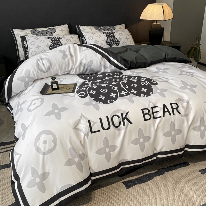 91家纺网 家纺一手货源 找家纺 奥汀洛家纺 2026新款轻奢数码印花冰丝四件套 冰丝-抱抱熊