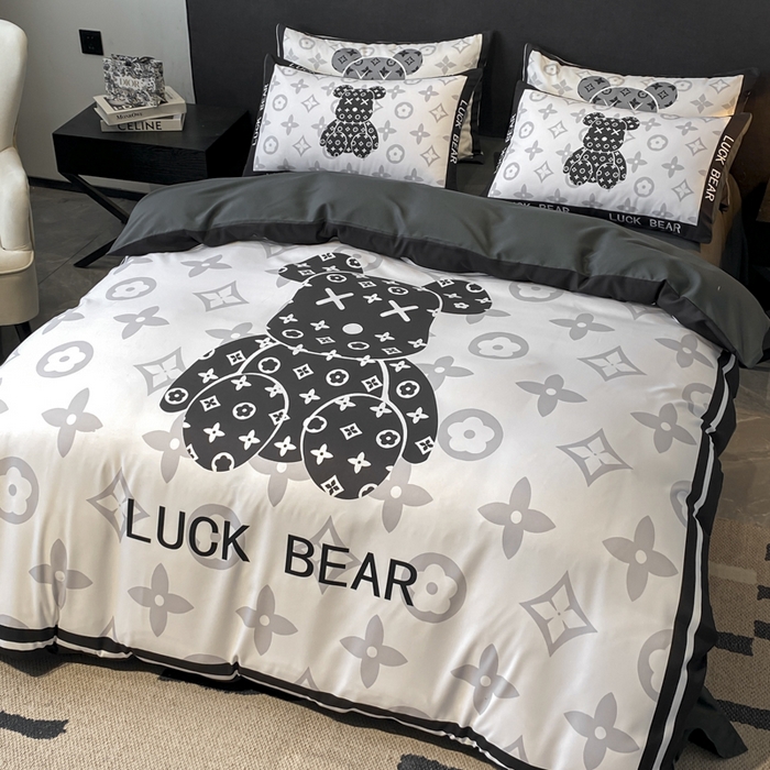 91家纺网 家纺一手货源 找家纺 奥汀洛家纺 2026新款轻奢数码印花冰丝四件套 冰丝-抱抱熊