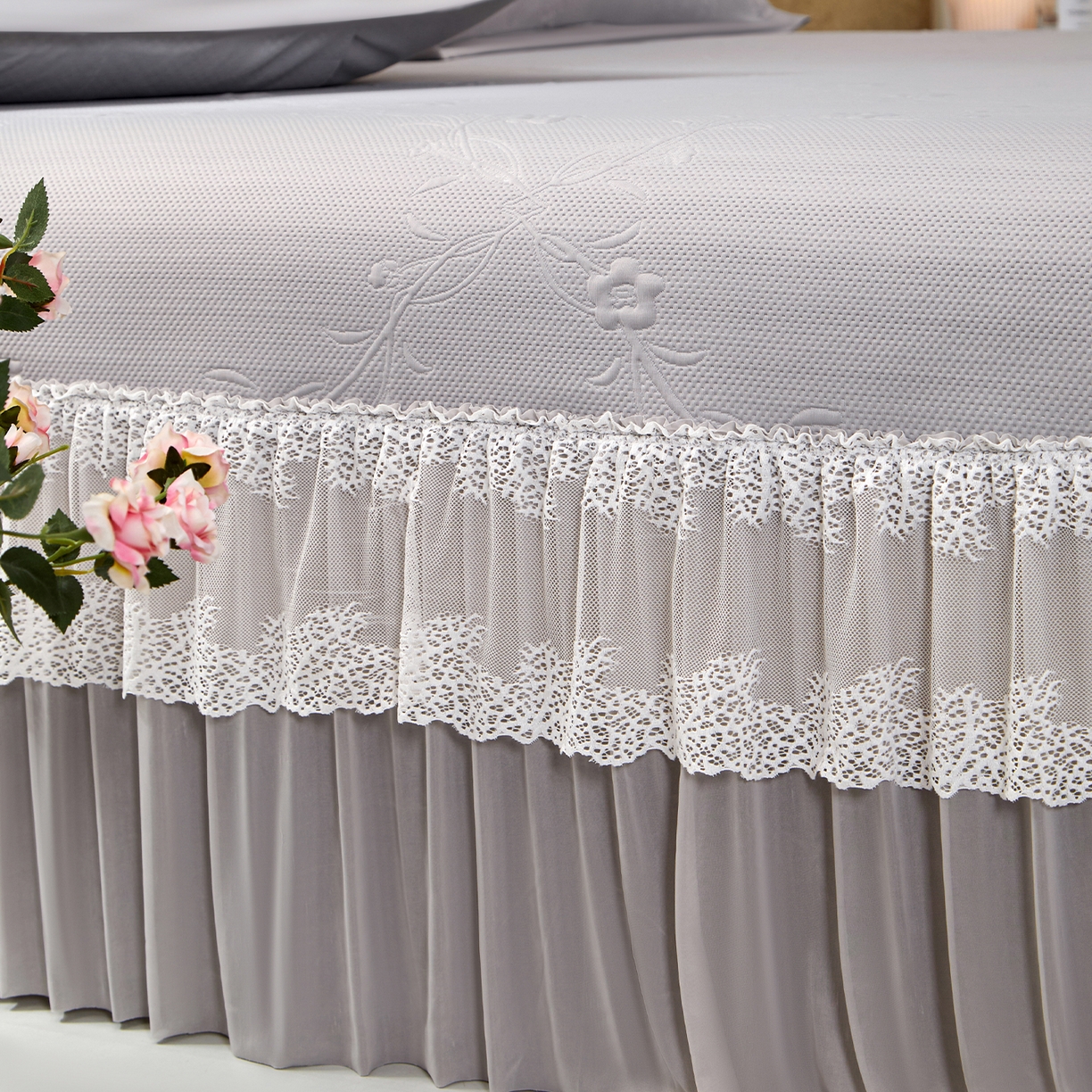 91家纺网 家纺一手货源 找家纺 瑞禾家纺 2026新款A类凉感豆豆床裙款凉席三件套-系列七 月灰藤语