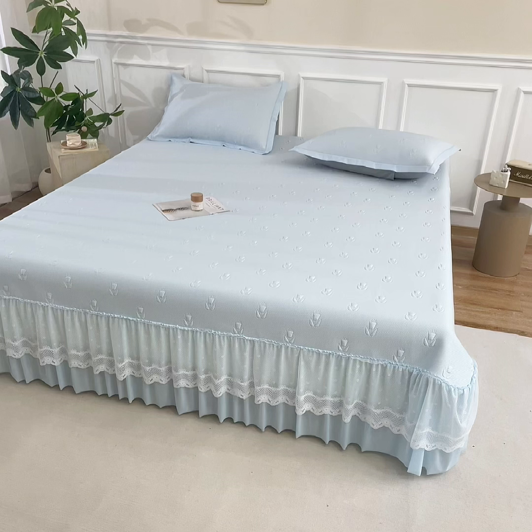 91家纺网 家纺一手货源 找家纺 瑞禾家纺 2026新款A类凉感豆豆床裙款凉席三件套-系列七 冰蓝郁金香