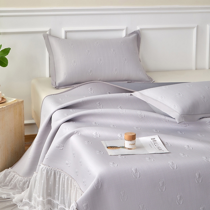 91家纺网 家纺一手货源 找家纺 瑞禾家纺 2026新款A类凉感豆豆床裙款凉席三件套-系列七 雾灰郁金香