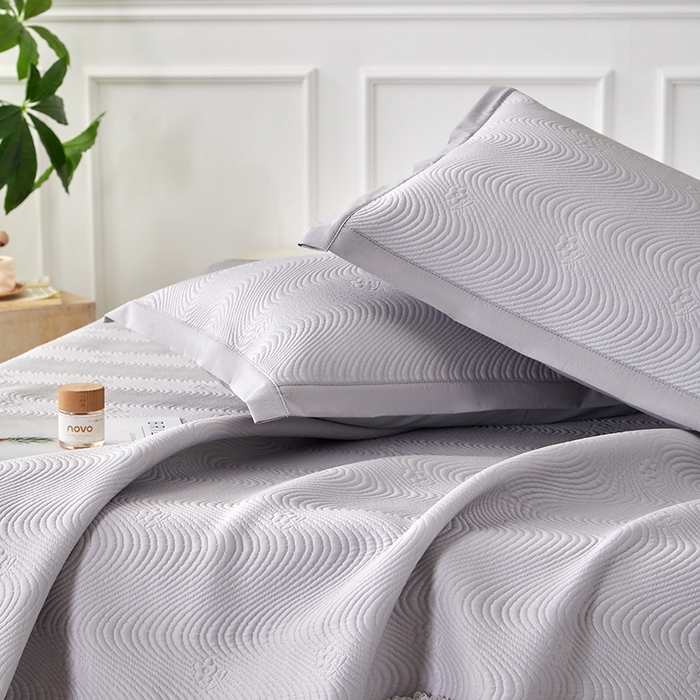 91家纺网 家纺一手货源 找家纺 瑞禾家纺 2026新款A类凉感豆豆床裙款凉席三件套-系列七 烟灰织浪