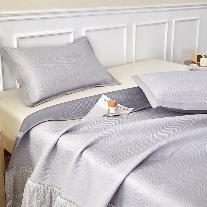 91家纺网 家纺一手货源 找家纺 瑞禾家纺 2026新款A类凉感豆豆床裙款凉席三件套-系列七 烟灰织浪