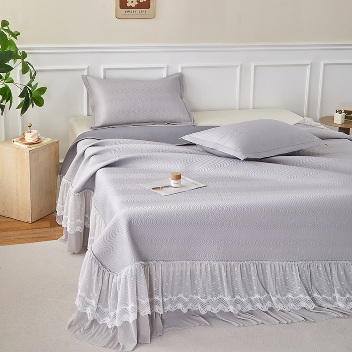 91家纺网 家纺一手货源 找家纺 瑞禾家纺 2026新款A类凉感豆豆床裙款凉席三件套-系列七 烟灰织浪