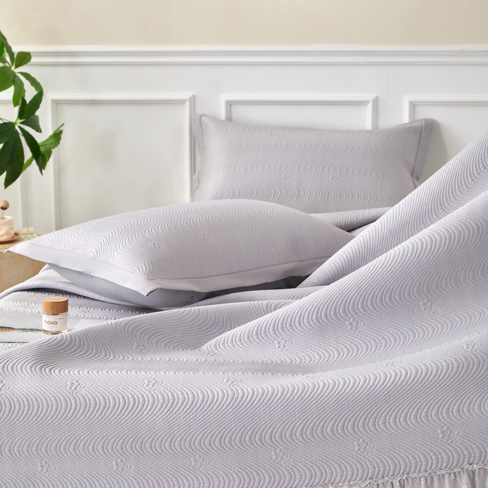 91家纺网 家纺一手货源 找家纺 瑞禾家纺 2026新款A类凉感豆豆床裙款凉席三件套-系列七 烟灰织浪