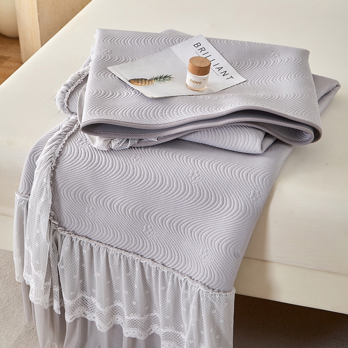 91家纺网 家纺一手货源 找家纺 瑞禾家纺 2026新款A类凉感豆豆床裙款凉席三件套-系列七 烟灰织浪