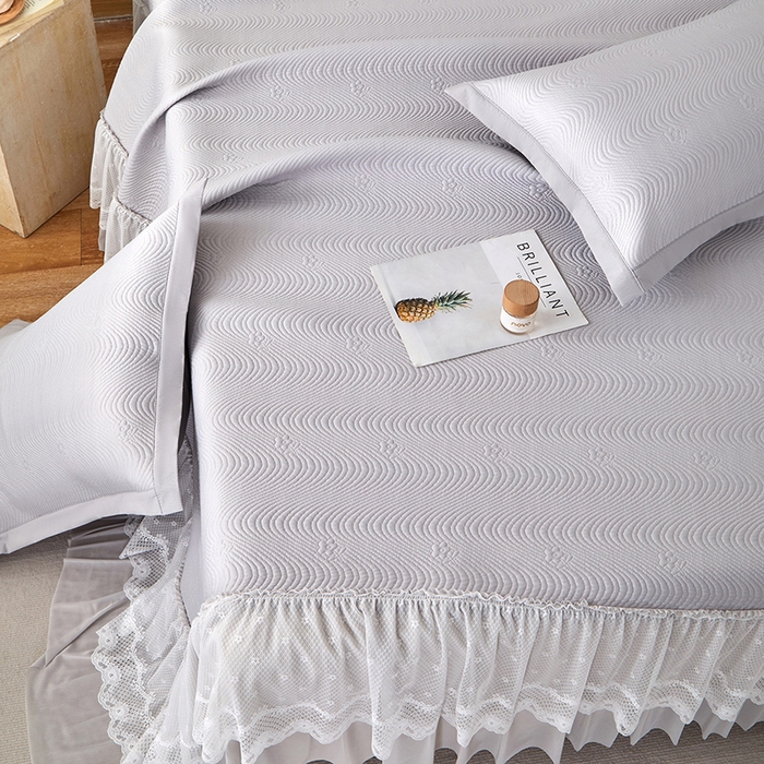 91家纺网 家纺一手货源 找家纺 瑞禾家纺 2026新款A类凉感豆豆床裙款凉席三件套-系列七 烟灰织浪