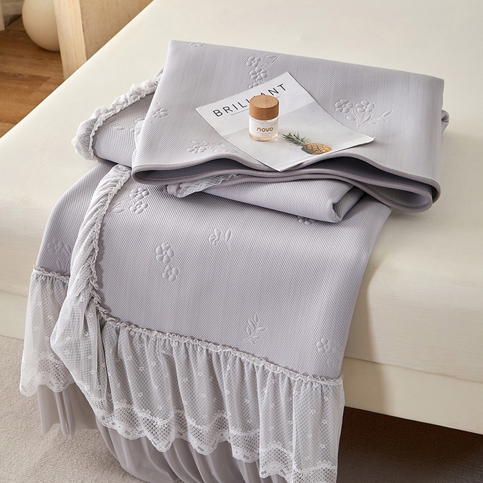 91家纺网 家纺一手货源 找家纺 瑞禾家纺 2026新款A类凉感豆豆床裙款凉席三件套-系列七 月灰碎花