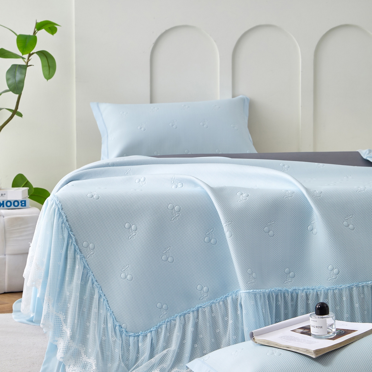 91家纺网 家纺一手货源 找家纺 瑞禾家纺 2026新款A类凉感豆豆床裙款凉席三件套-系列七 冰蓝小樱桃