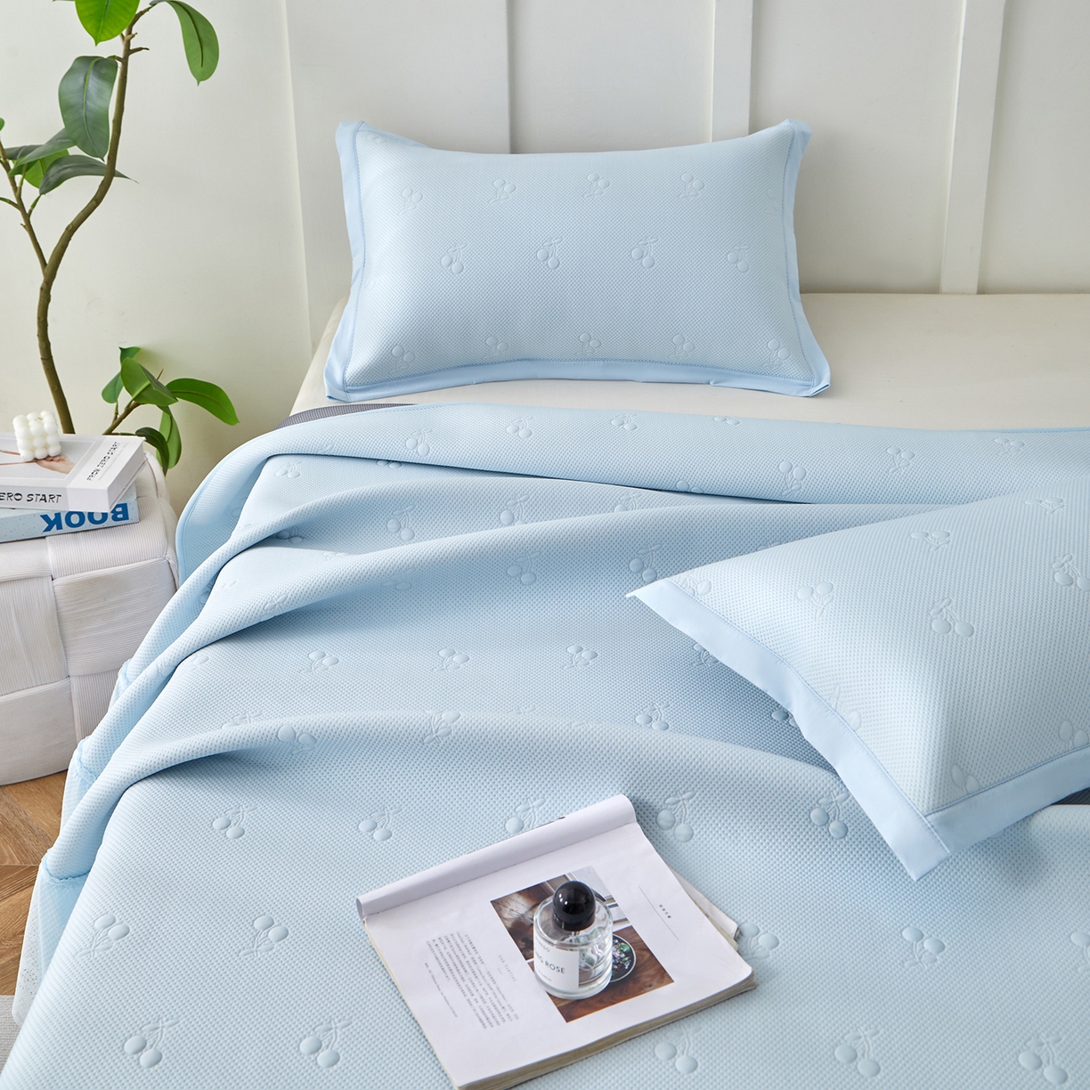 91家纺网 家纺一手货源 找家纺 瑞禾家纺 2026新款A类凉感豆豆床裙款凉席三件套-系列七 冰蓝小樱桃