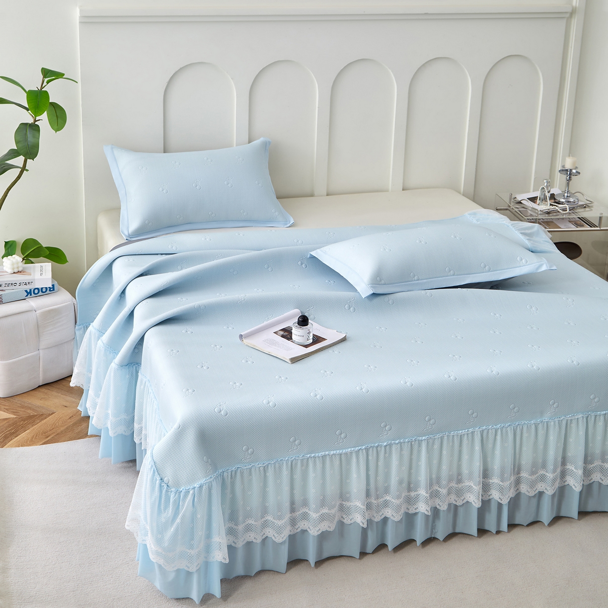 91家纺网 家纺一手货源 找家纺 瑞禾家纺 2026新款A类凉感豆豆床裙款凉席三件套-系列七 冰蓝小樱桃