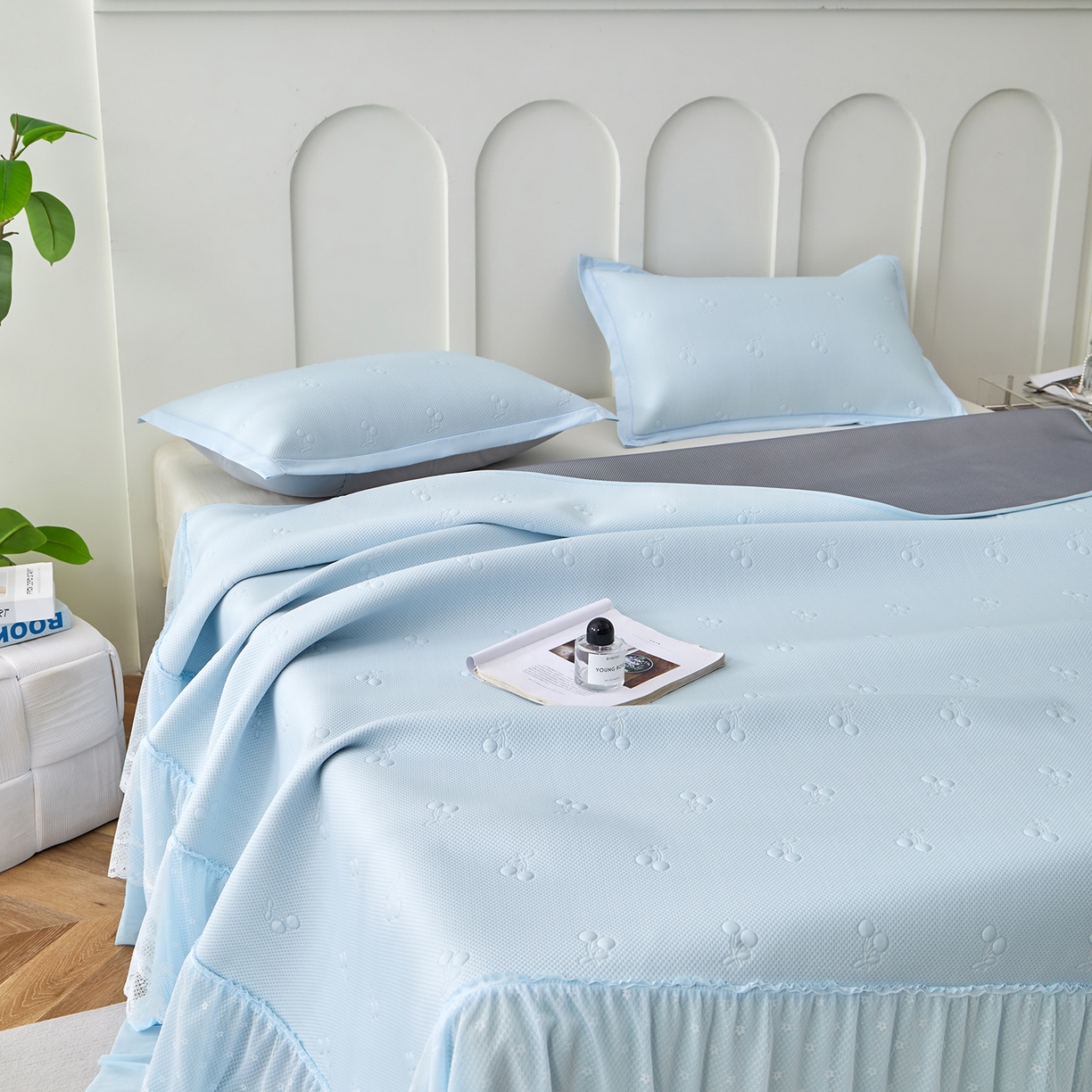 91家纺网 家纺一手货源 找家纺 瑞禾家纺 2026新款A类凉感豆豆床裙款凉席三件套-系列七 冰蓝小樱桃