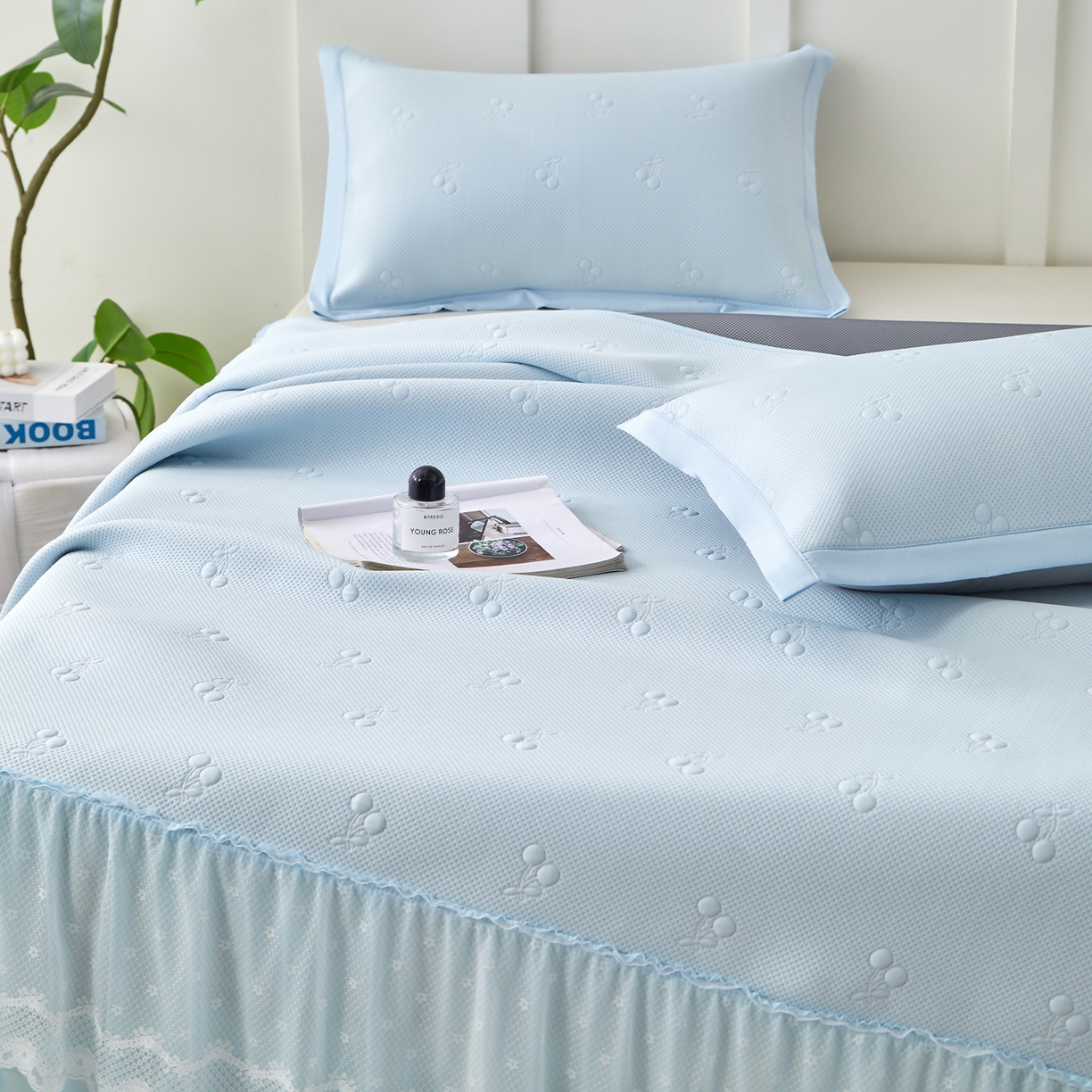 91家纺网 家纺一手货源 找家纺 瑞禾家纺 2026新款A类凉感豆豆床裙款凉席三件套-系列七 冰蓝小樱桃