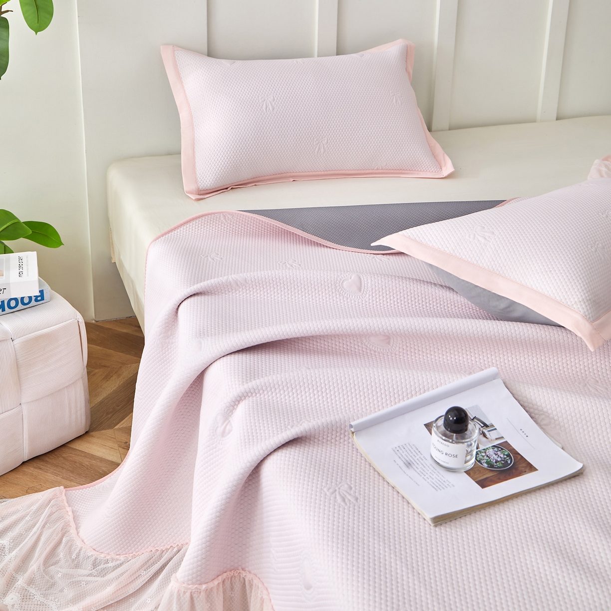 91家纺网 家纺一手货源 找家纺 瑞禾家纺 2026新款A类凉感豆豆床裙款凉席三件套-系列七 浅粉爱心蝴蝶结