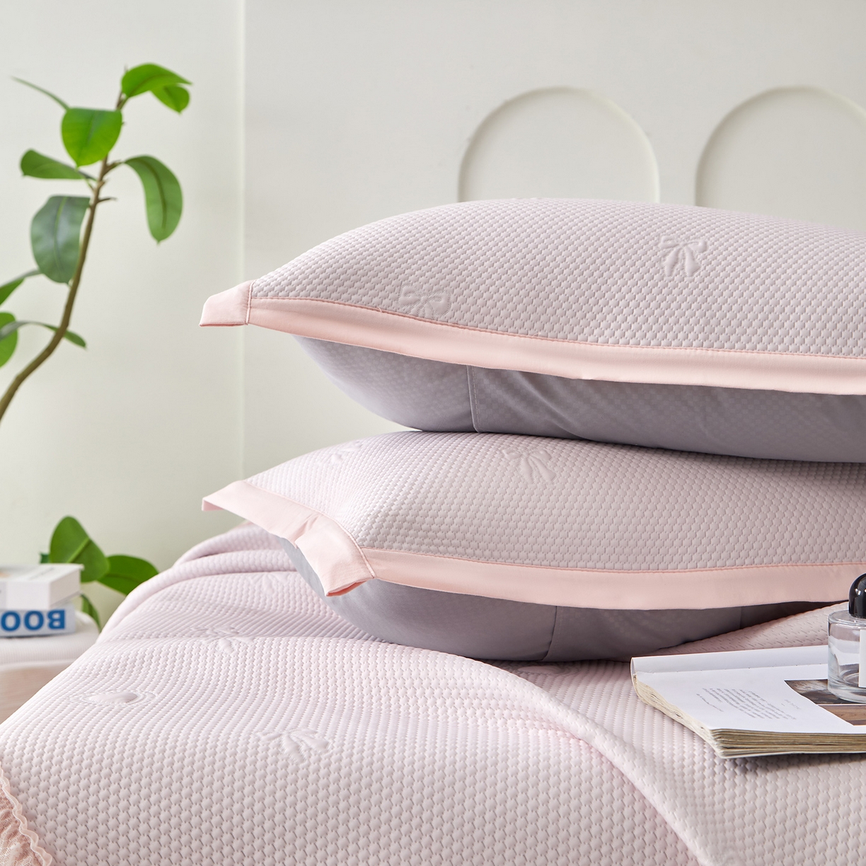 91家纺网 家纺一手货源 找家纺 瑞禾家纺 2026新款A类凉感豆豆床裙款凉席三件套-系列七 浅粉爱心蝴蝶结