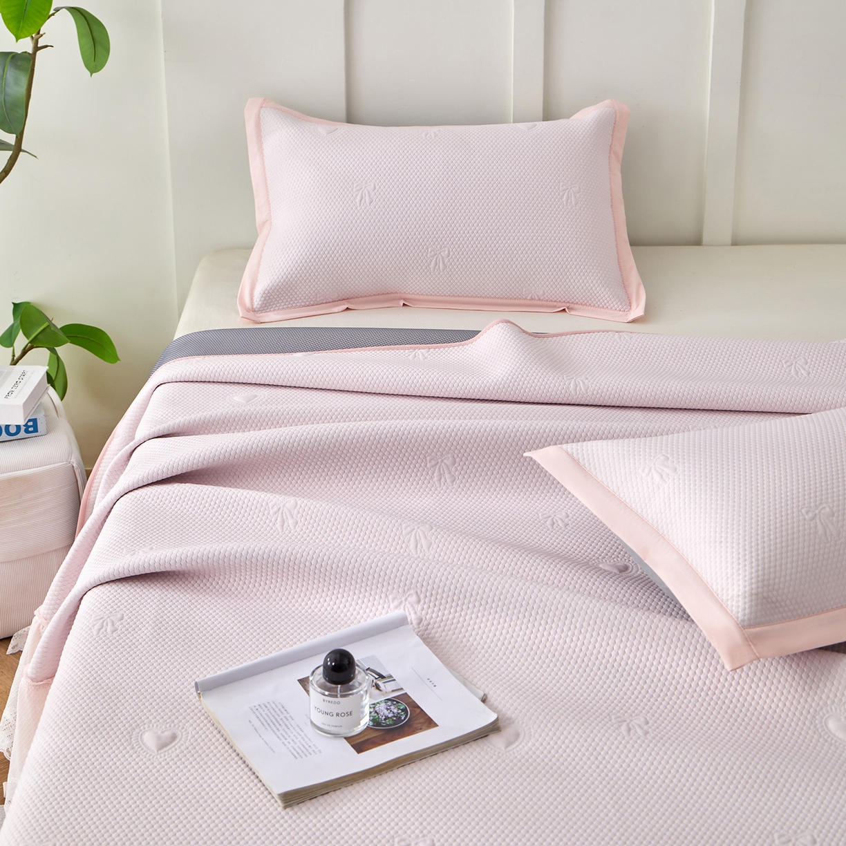 91家纺网 家纺一手货源 找家纺 瑞禾家纺 2026新款A类凉感豆豆床裙款凉席三件套-系列七 浅粉爱心蝴蝶结