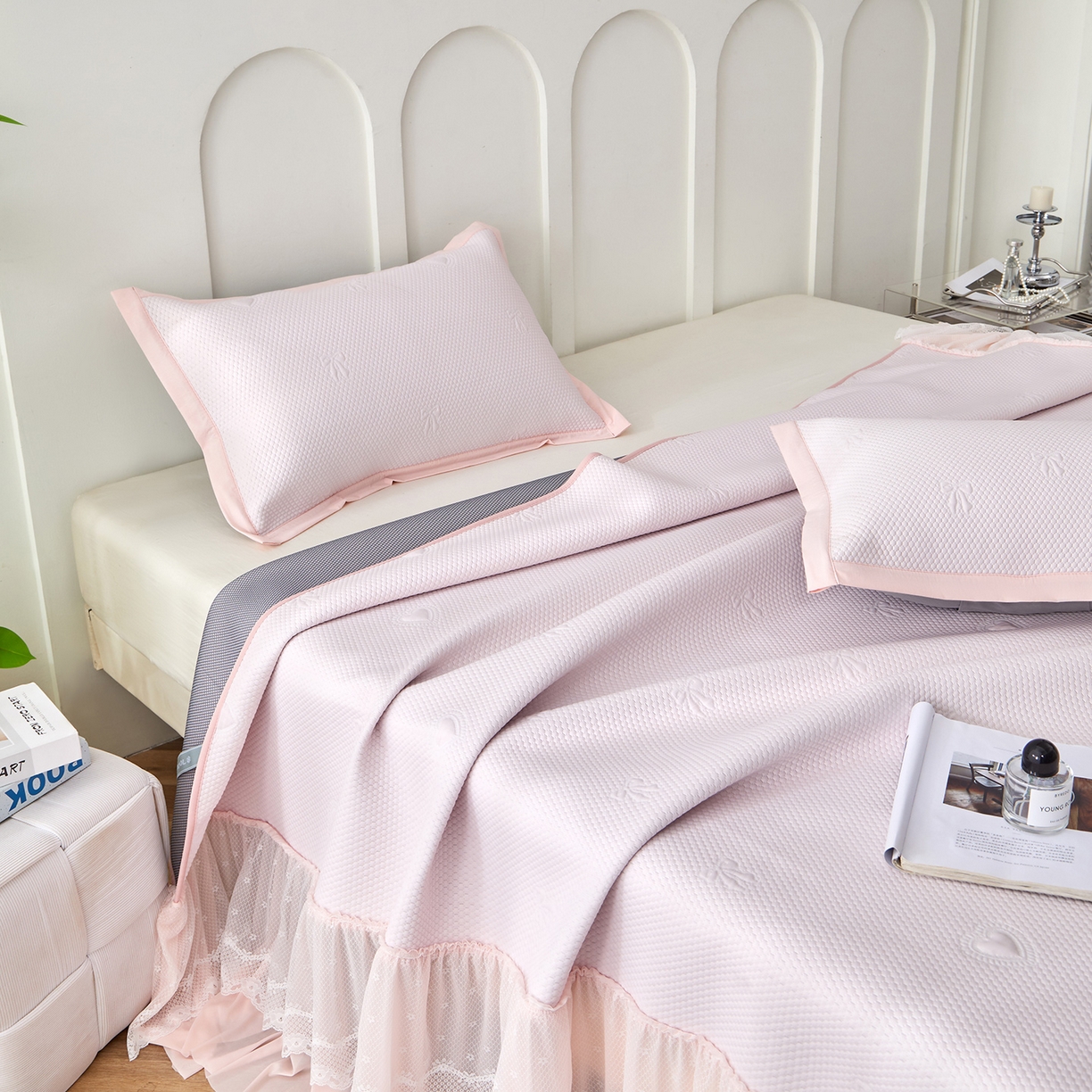 91家纺网 家纺一手货源 找家纺 瑞禾家纺 2026新款A类凉感豆豆床裙款凉席三件套-系列七 浅粉爱心蝴蝶结