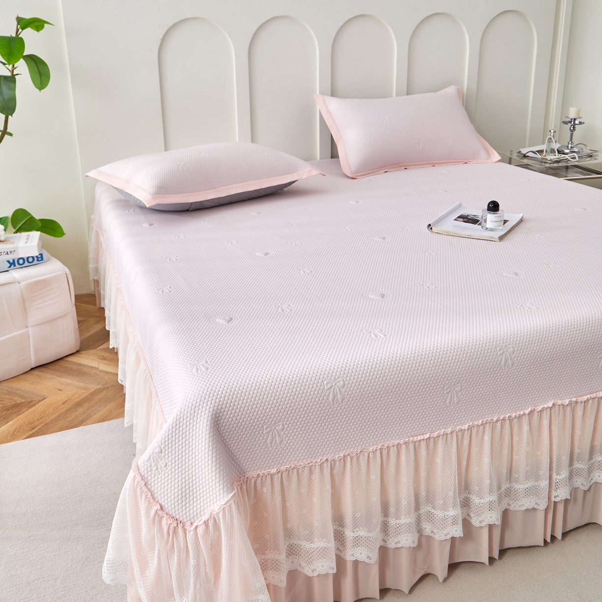 91家纺网 家纺一手货源 找家纺 瑞禾家纺 2026新款A类凉感豆豆床裙款凉席三件套-系列七 浅粉爱心蝴蝶结