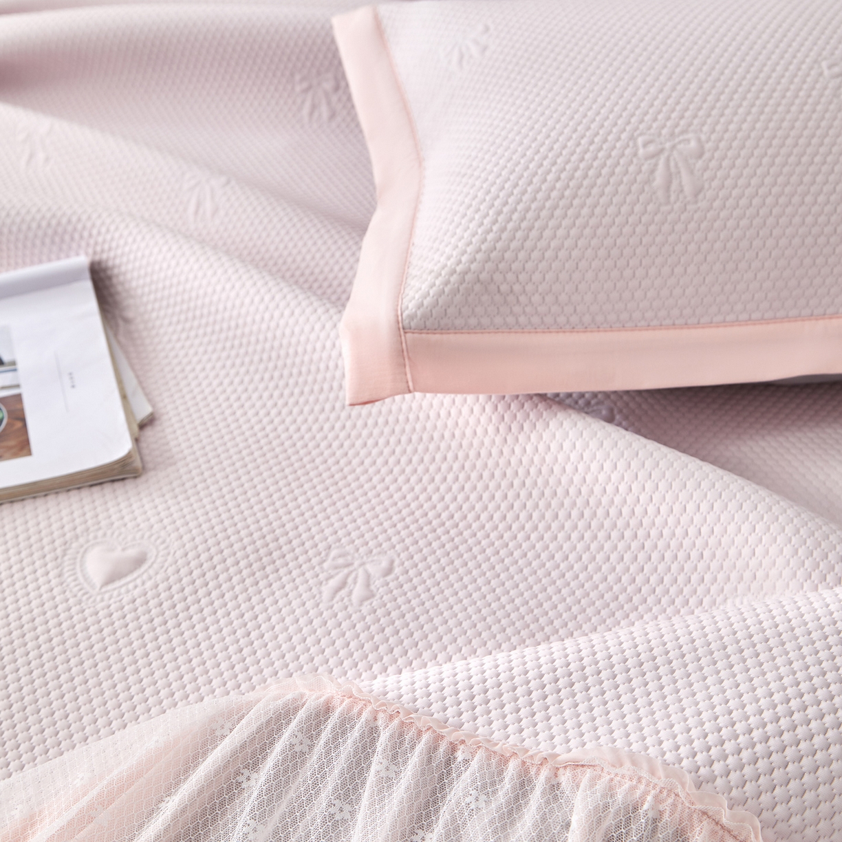 91家纺网 家纺一手货源 找家纺 瑞禾家纺 2026新款A类凉感豆豆床裙款凉席三件套-系列七 浅粉爱心蝴蝶结