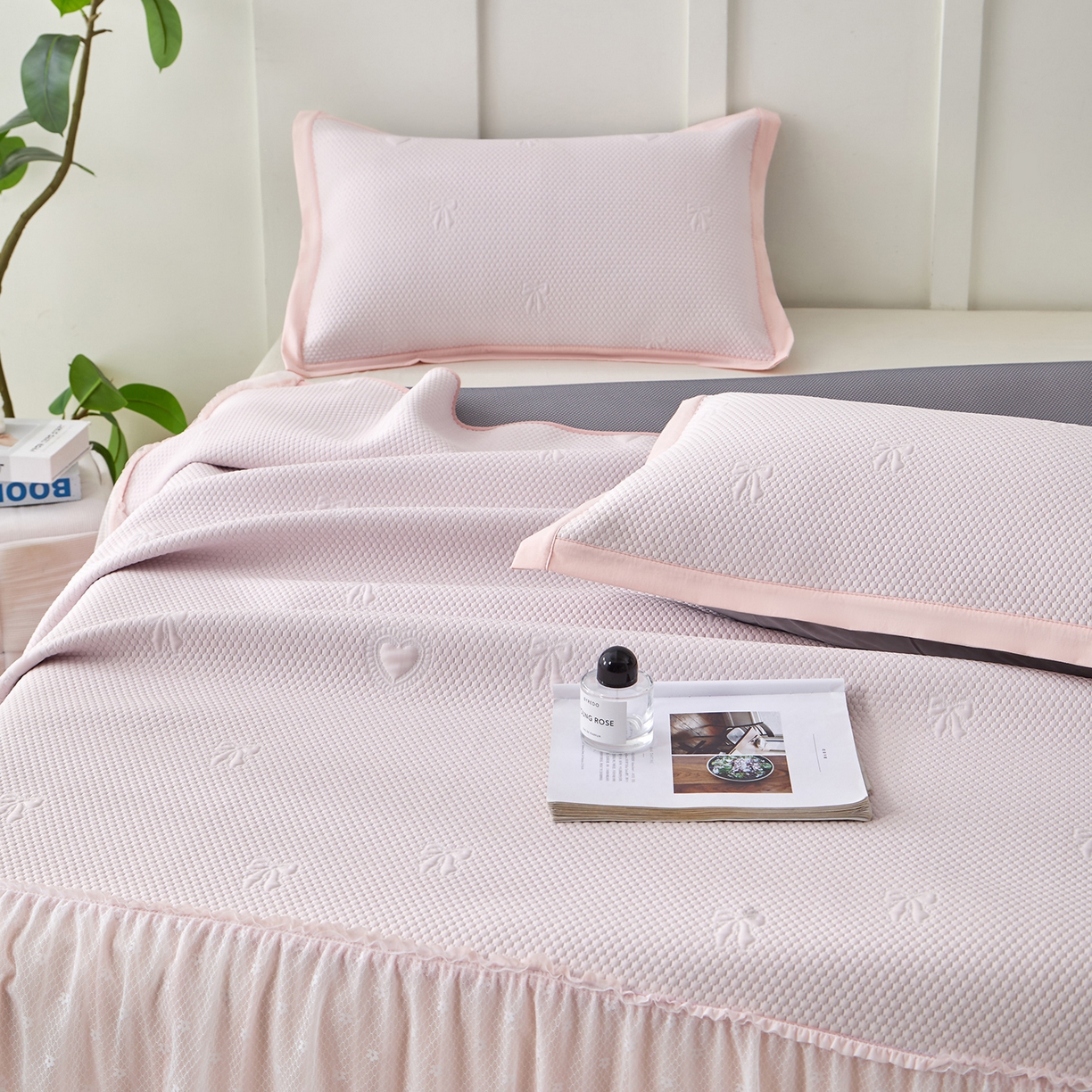 91家纺网 家纺一手货源 找家纺 瑞禾家纺 2026新款A类凉感豆豆床裙款凉席三件套-系列七 浅粉爱心蝴蝶结