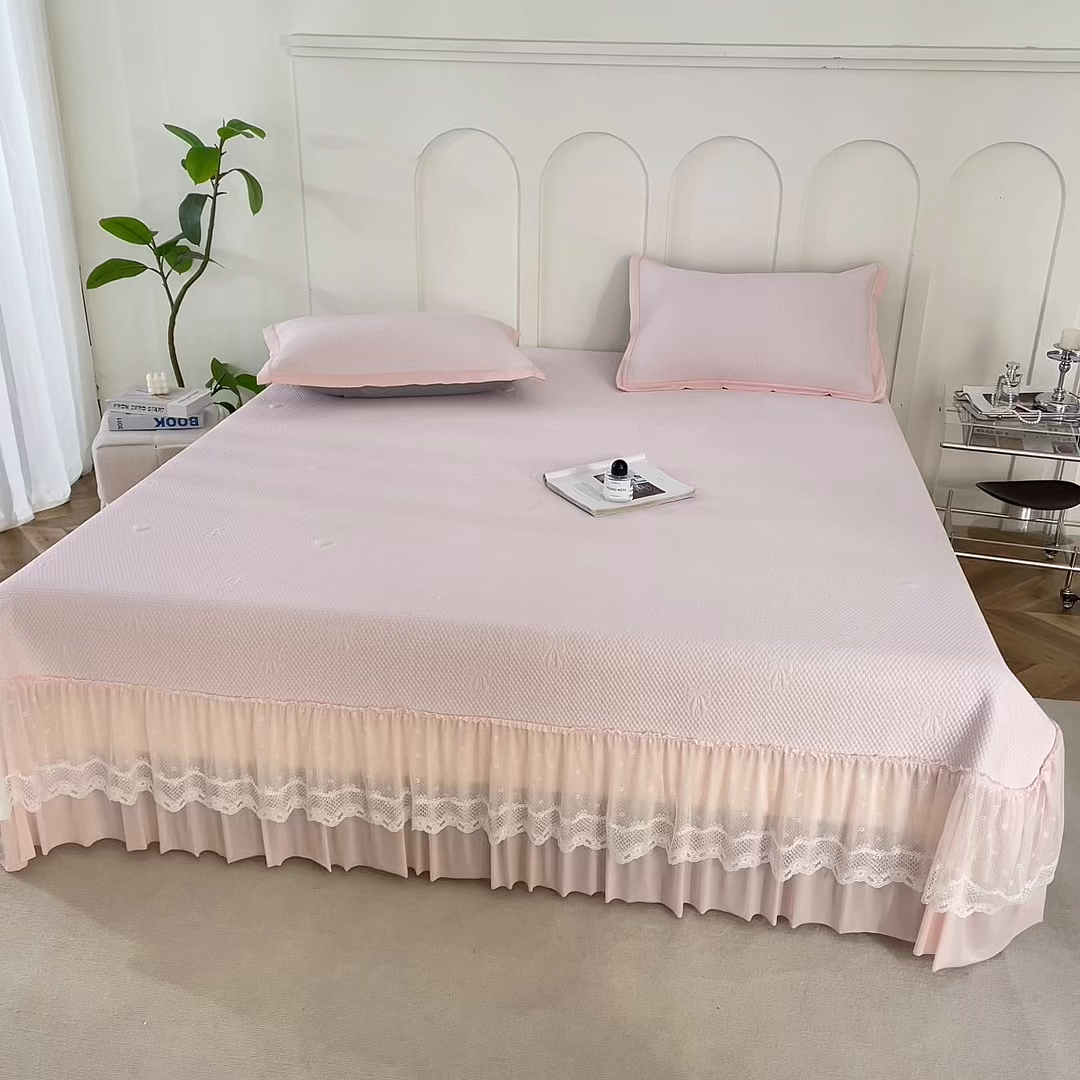 91家纺网 家纺一手货源 找家纺 瑞禾家纺 2026新款A类凉感豆豆床裙款凉席三件套-系列七 浅粉爱心蝴蝶结