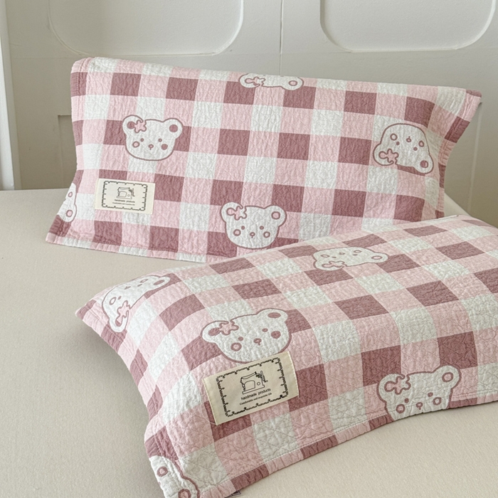 91家纺网 家纺一手货源 找家纺 乐家毛巾被（工厂自产自销） 2026新款精梳安心棉全棉纯棉色织提花枕巾单枕巾枕巾单件 格子小熊枕巾