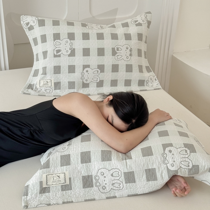 91家纺网 家纺一手货源 找家纺 乐家毛巾被（工厂自产自销） 2026新款精梳安心棉全棉纯棉色织提花枕巾单枕巾枕巾单件 格纹兔头枕巾