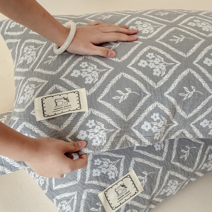 91家纺网 家纺一手货源 找家纺 乐家毛巾被（工厂自产自销） 2026新款精梳安心棉全棉纯棉色织提花枕巾单枕巾枕巾单件 菱形花束枕巾