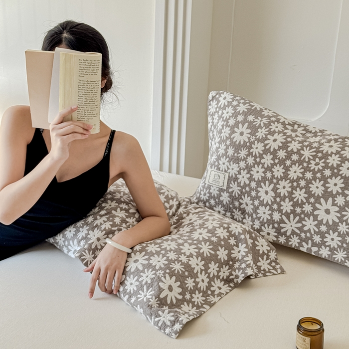 91家纺网 家纺一手货源 找家纺 乐家毛巾被（工厂自产自销） 2026新款精梳安心棉全棉纯棉色织提花枕巾单枕巾枕巾单件 灰色雏菊枕巾