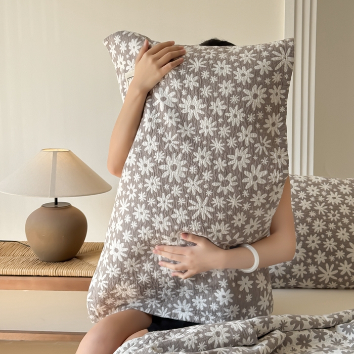 91家纺网 家纺一手货源 找家纺 乐家毛巾被（工厂自产自销） 2026新款精梳安心棉全棉纯棉色织提花枕巾单枕巾枕巾单件 灰色雏菊枕巾