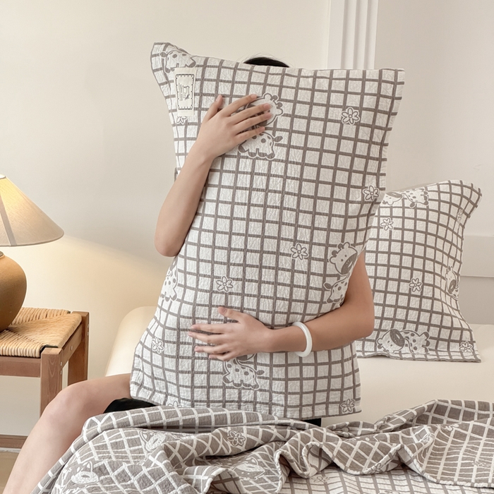 91家纺网 家纺一手货源 找家纺 乐家毛巾被（工厂自产自销） 2026新款精梳安心棉全棉纯棉色织提花枕巾单枕巾枕巾单件 格子长颈鹿枕巾