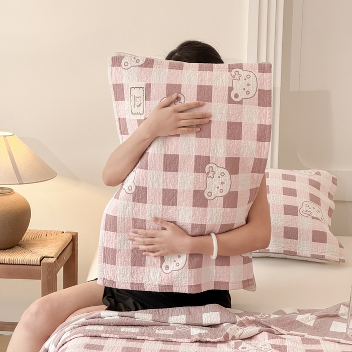 91家纺网 家纺一手货源 找家纺 乐家毛巾被（工厂自产自销） 2026新款精梳安心棉全棉纯棉色织提花枕巾单枕巾枕巾单件 格子小熊枕巾