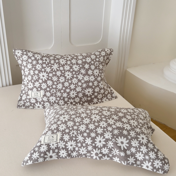 91家纺网 家纺一手货源 找家纺 乐家毛巾被（工厂自产自销） 2026新款精梳安心棉全棉纯棉色织提花枕巾单枕巾枕巾单件 灰色雏菊枕巾