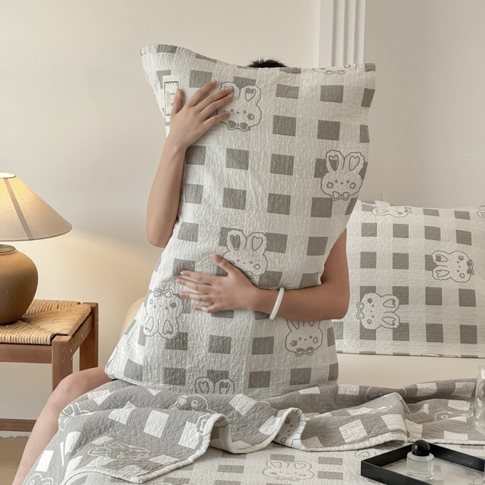 91家纺网 家纺一手货源 找家纺 乐家毛巾被（工厂自产自销） 2026新款精梳安心棉全棉纯棉色织提花枕巾单枕巾枕巾单件 格纹兔头枕巾