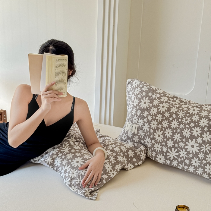 91家纺网 家纺一手货源 找家纺 乐家毛巾被（工厂自产自销） 2026新款精梳安心棉全棉纯棉色织提花枕巾单枕巾枕巾单件 灰色雏菊枕巾