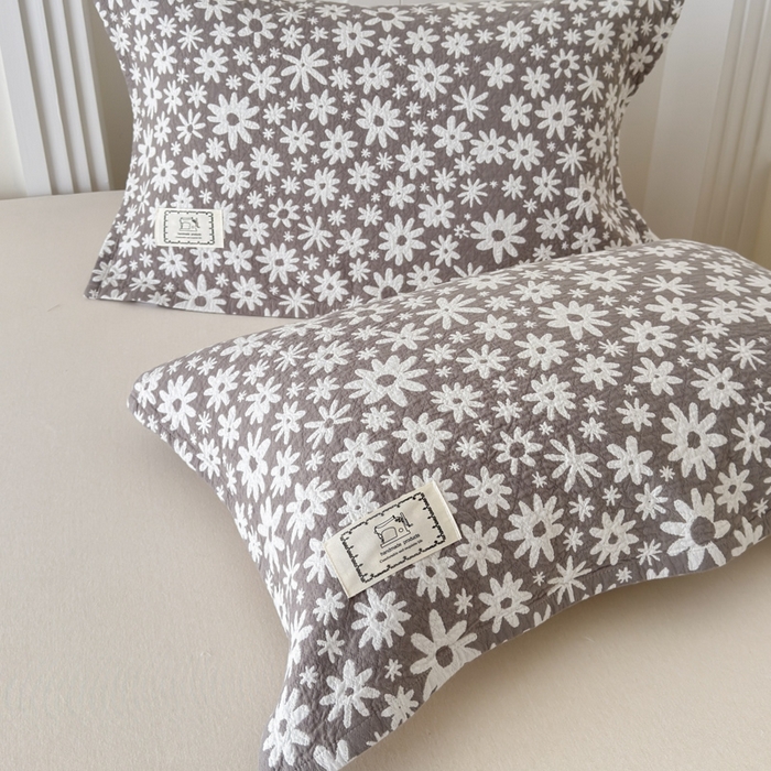 91家纺网 家纺一手货源 找家纺 乐家毛巾被（工厂自产自销） 2026新款精梳安心棉全棉纯棉色织提花枕巾单枕巾枕巾单件 灰色雏菊枕巾