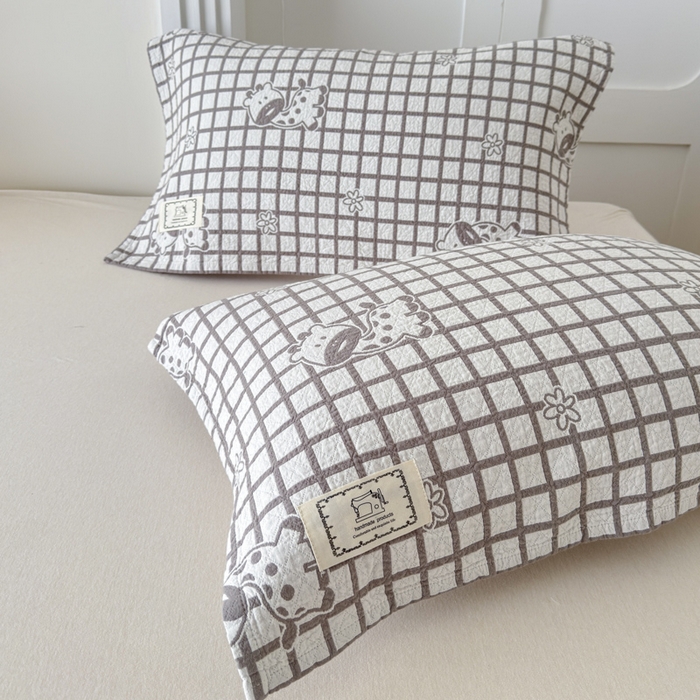 91家纺网 家纺一手货源 找家纺 乐家毛巾被（工厂自产自销） 2026新款精梳安心棉全棉纯棉色织提花枕巾单枕巾枕巾单件 格子长颈鹿枕巾