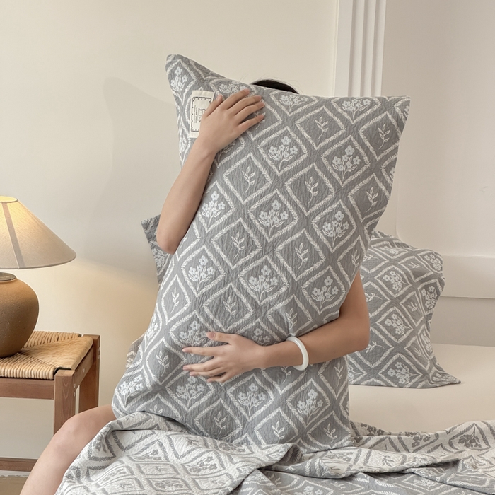 91家纺网 家纺一手货源 找家纺 乐家毛巾被（工厂自产自销） 2026新款精梳安心棉全棉纯棉色织提花枕巾单枕巾枕巾单件 菱形花束枕巾