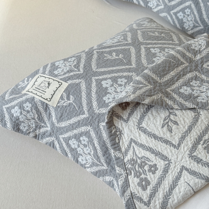 91家纺网 家纺一手货源 找家纺 乐家毛巾被（工厂自产自销） 2026新款精梳安心棉全棉纯棉色织提花枕巾单枕巾枕巾单件 菱形花束枕巾